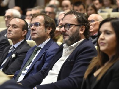Personas viendo y escuchando el evento