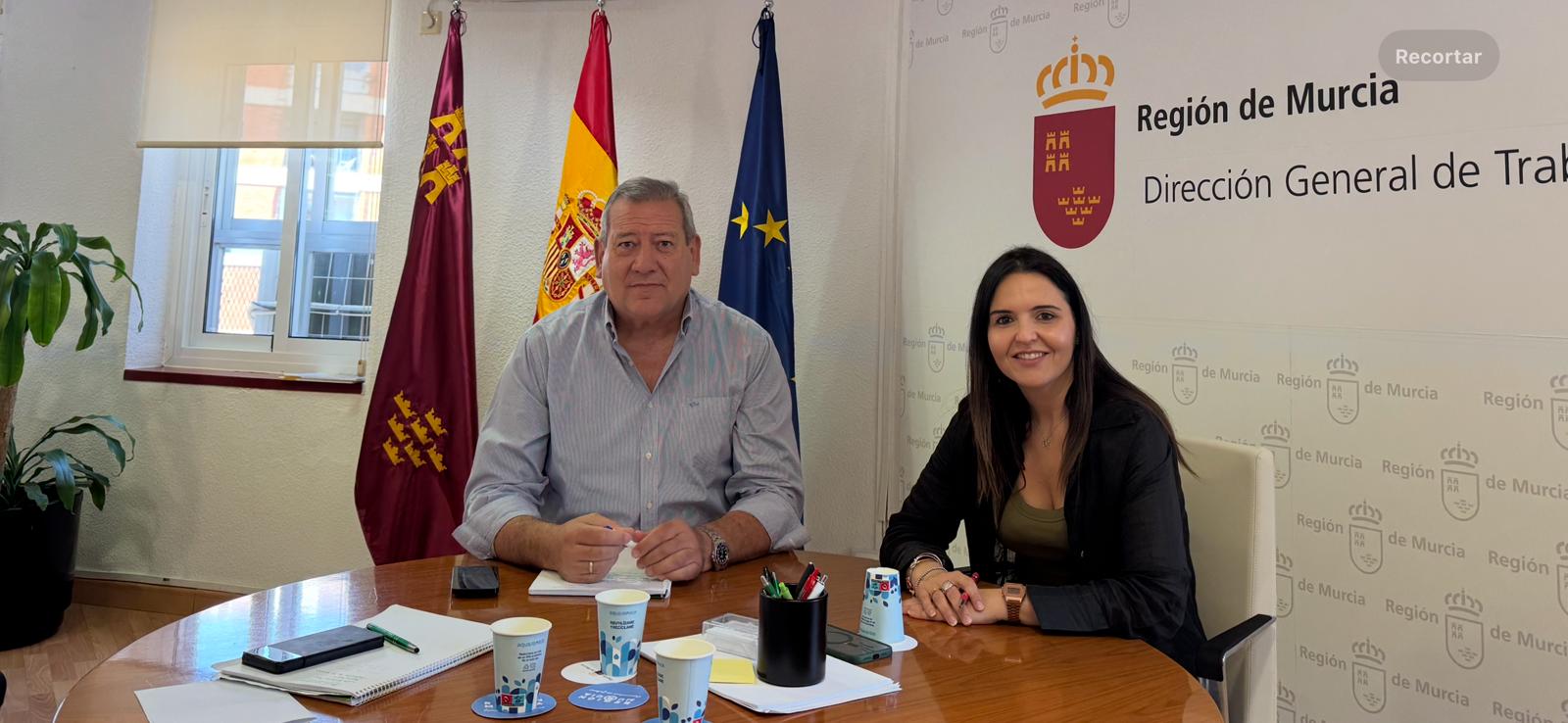 Imagen de la Sra Comisionada con el director general de Trabajo