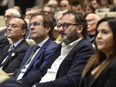 Personas viendo y escuchando el evento